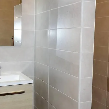 2 Pieces Renove, 5 Pers, Centre, Wifi, Garage - Fr-1-802-11 Apartment